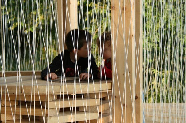 Espace intérieur avec matériaux naturels