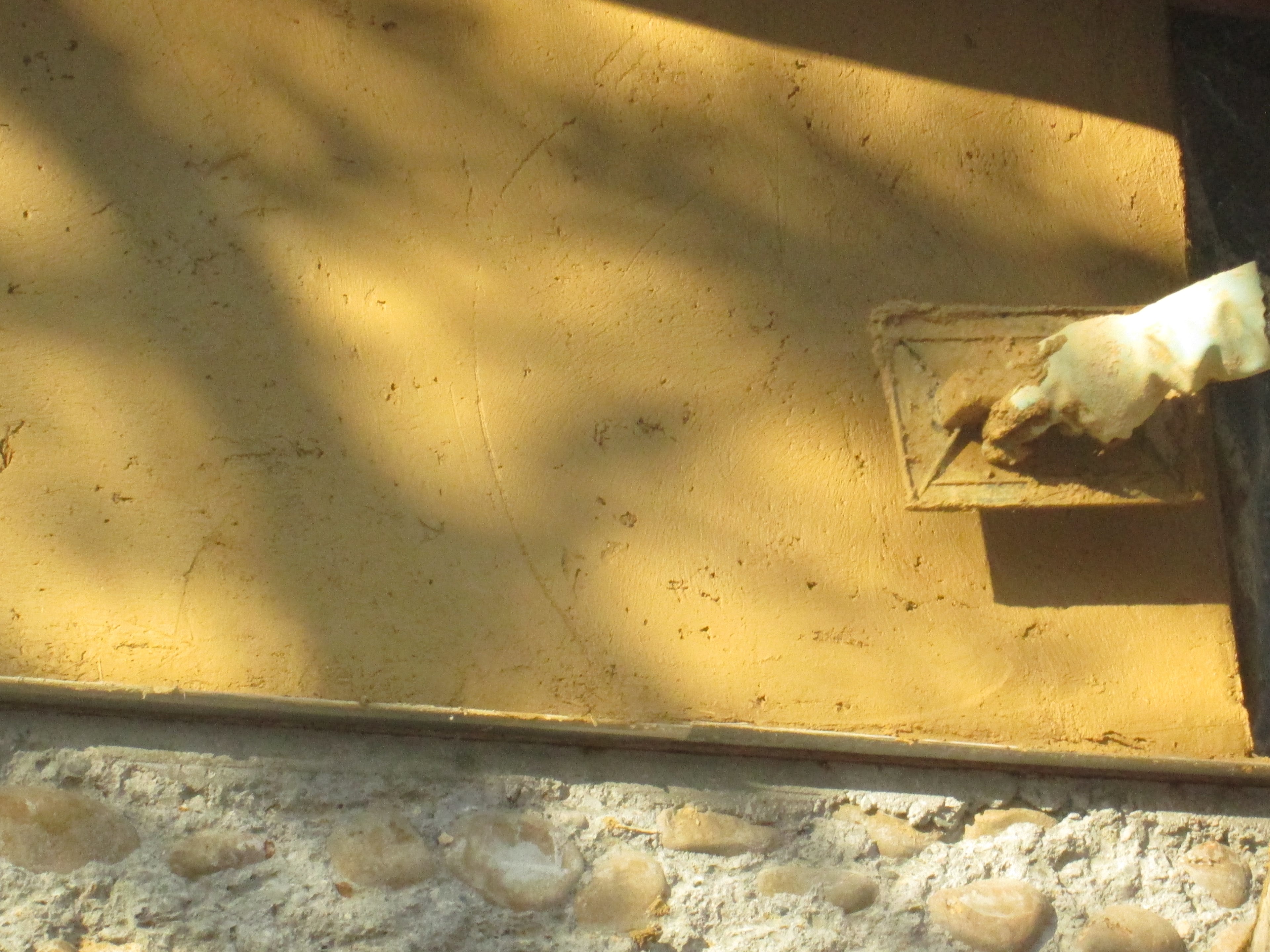 Application d'enduit terre